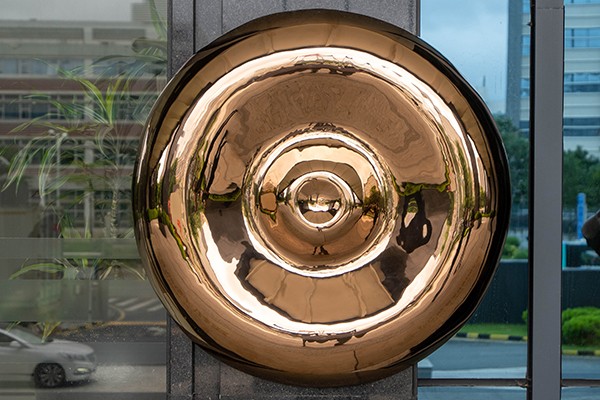 Custom Golden Ripple Stainless Steel Wall Sculpture – Mirror Polished Circle Art